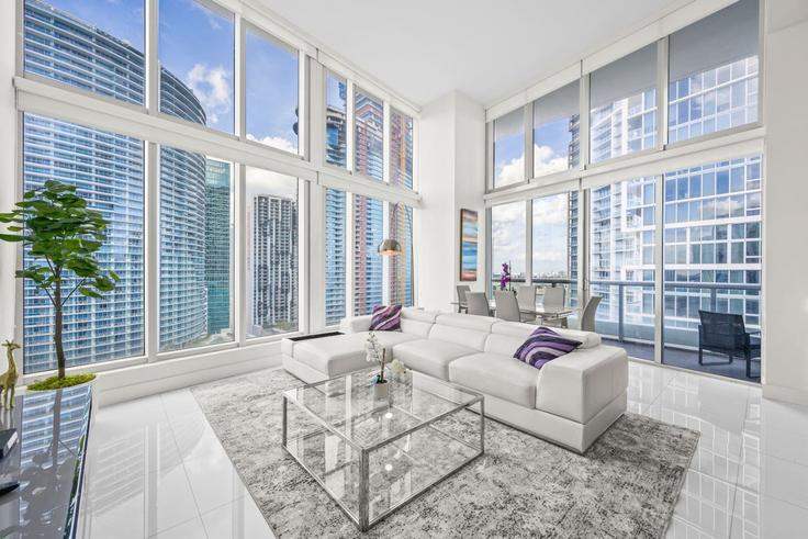 Elegant gestaltetes Wohnzimmer mit moderner Einrichtung in einer Wohnung im Building Brickell Avenue - blues-vacation-rentals-llc - 1520386 in Miami, Miami