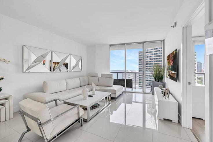 Building Brickell Avenue - blues-vacation-rentals-llc - 1520389 adresindeki bir dairede modern mobilyalarla zarif bir şekilde tasarlanmış oturma odası Miami, Miami Building Brickell Avenue - blues-vacation-rentals-llc - 1520389 adresindeki bir dairede modern mobilyalarla zarif bir şekilde tasarlanmış oturma odası Miami, Miami