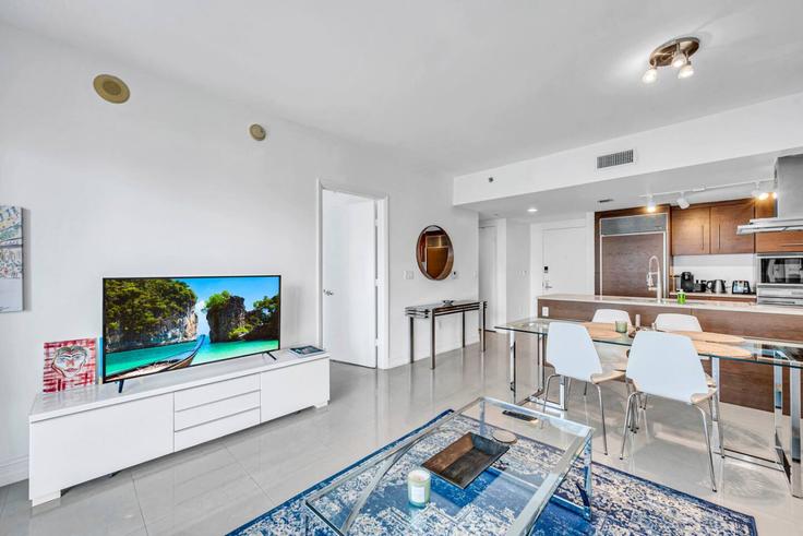 Sala de estar elegantemente projetada com móveis modernos em um apartamento no Building Brickell Avenue - blues-vacation-rentals-llc - 1520392 em Miami, Miami