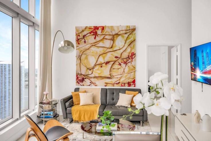 Elegante sala de estar con mobiliario moderno en un apartamento en Building Brickell Avenue - blues-vacation-rentals-llc - 1520396 en Miami, Miami Elegante sala de estar con mobiliario moderno en un apartamento en Building Brickell Avenue - blues-vacation-rentals-llc - 1520396 en Miami, Miami