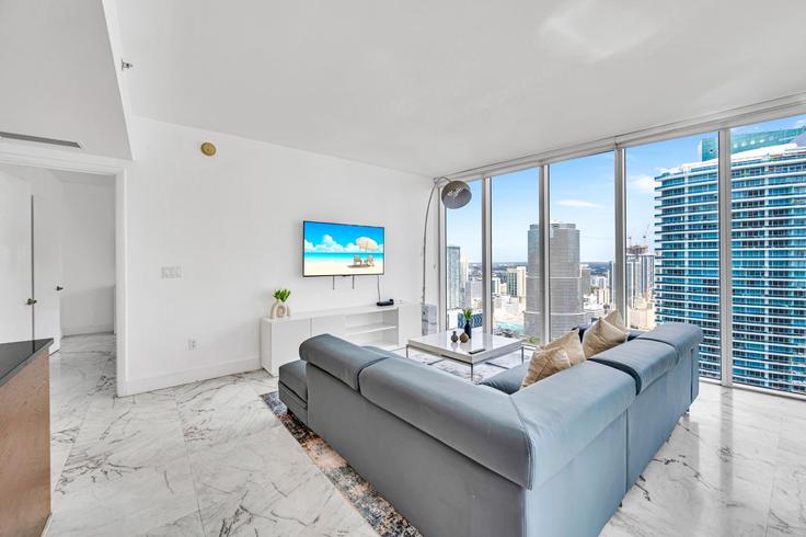 Salle de séjour élégante avec mobilier moderne dans un appartement à Building Brickell Avenue - blues-vacation-rentals-llc - 1520398 à Miami, Miami