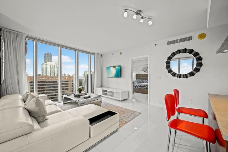 Miami MiamiのBuilding Brickell Avenue - blues-vacation-rentals-llc - 1520400のアパートメントにある、モダンな家具を備えたエレガントなデザインのリビングルーム Miami MiamiのBuilding Brickell Avenue - blues-vacation-rentals-llc - 1520400のアパートメントにある、モダンな家具を備えたエレガントなデザインのリビングルーム
