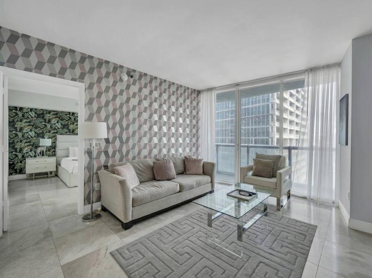 Miami MiamiのBuilding Brickell Avenue - blues-vacation-rentals-llc - 1520403のアパートメントにある、モダンな家具を備えたエレガントなデザインのリビングルーム Miami MiamiのBuilding Brickell Avenue - blues-vacation-rentals-llc - 1520403のアパートメントにある、モダンな家具を備えたエレガントなデザインのリビングルーム