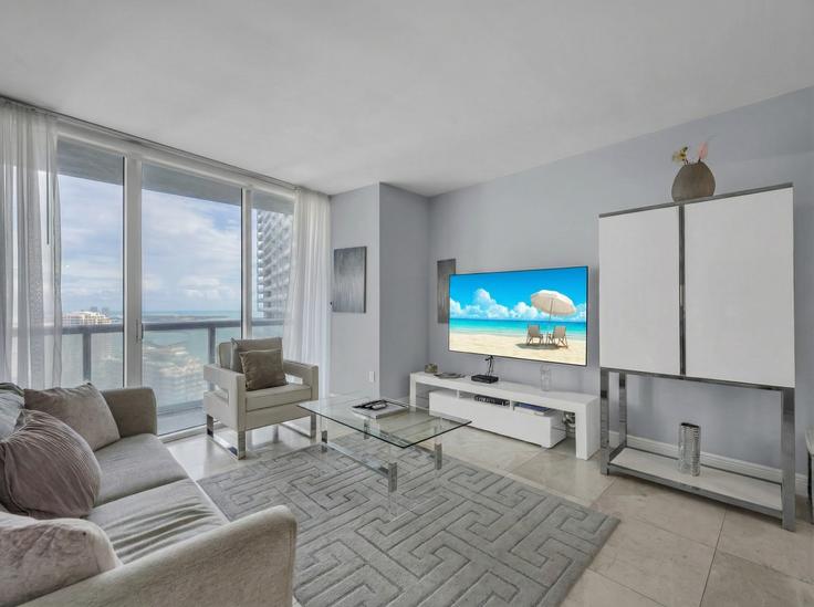 Building Brickell Avenue - blues-vacation-rentals-llc - 1520403 adresindeki bir dairede modern mobilyalarla zarif bir şekilde tasarlanmış oturma odası Miami, Miami Building Brickell Avenue - blues-vacation-rentals-llc - 1520403 adresindeki bir dairede modern mobilyalarla zarif bir şekilde tasarlanmış oturma odası Miami, Miami