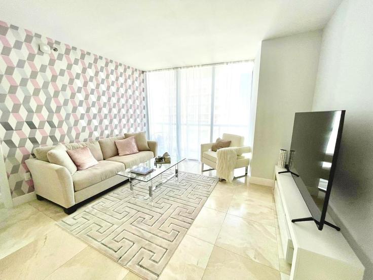 Miami MiamiのBuilding Brickell Avenue - blues-vacation-rentals-llc - 1520403のアパートメントにある、モダンな家具を備えたエレガントなデザインのリビングルーム