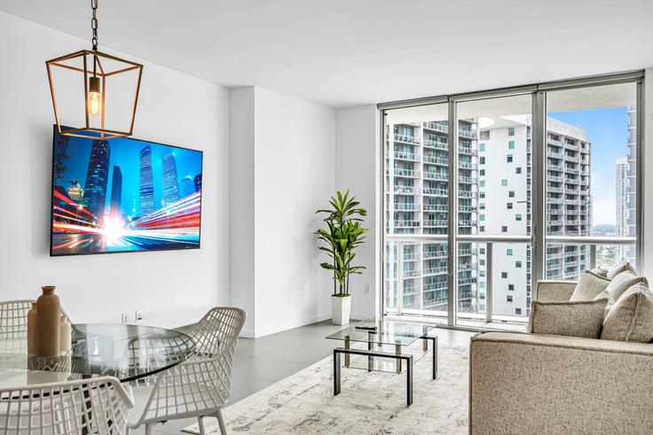 Miami, Miami에 위치한 Building Brickell Avenue - blues-vacation-rentals-llc - 1522103 유닛의 세련된 인테리어가 돋보이는 거실 Miami, Miami에 위치한 Building Brickell Avenue - blues-vacation-rentals-llc - 1522103 유닛의 세련된 인테리어가 돋보이는 거실