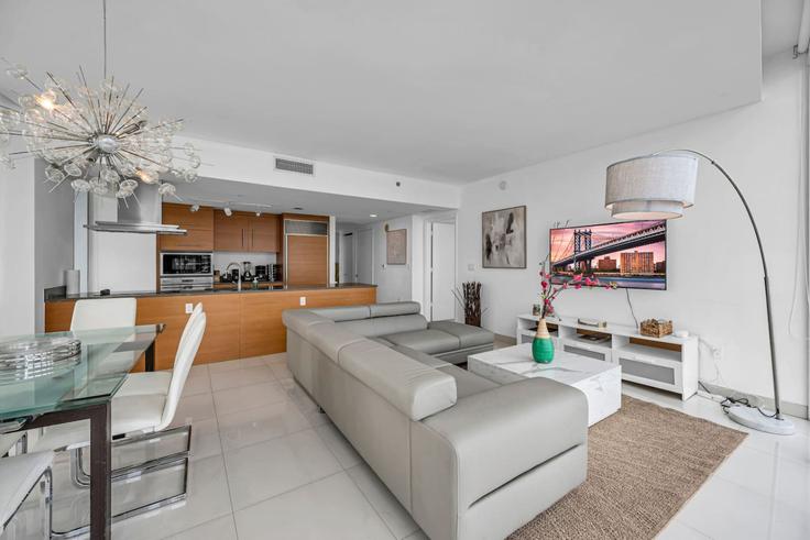 Elegant gestaltetes Wohnzimmer mit moderner Einrichtung in einer Wohnung im Building Brickell Avenue - blues-vacation-rentals-llc - 1522104 in Miami, Miami