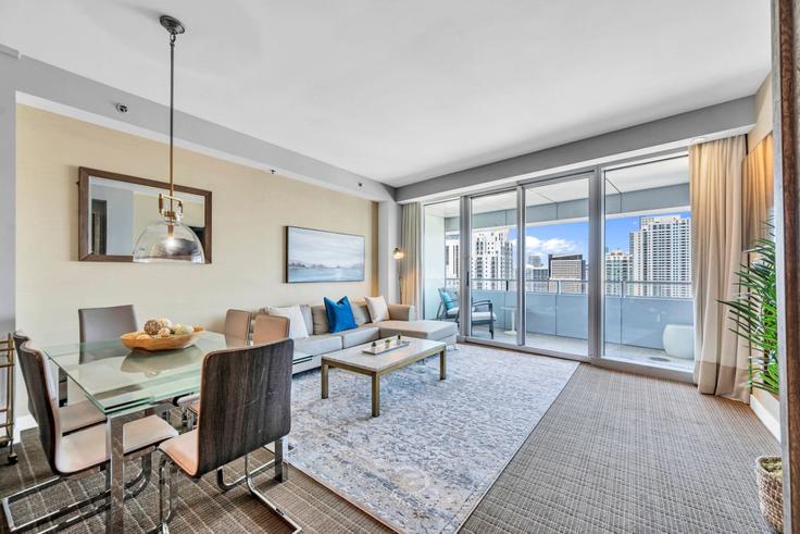 Building Brickell Avenue - blues-vacation-rentals-llc - 1524020 adresindeki bir dairede modern mobilyalarla zarif bir şekilde tasarlanmış oturma odası Miami, Miami