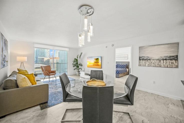 Elegante sala de estar con mobiliario moderno en un apartamento en Building Southeast 12th Street - blues-vacation-rentals-llc - 1524022 en Miami, Miami