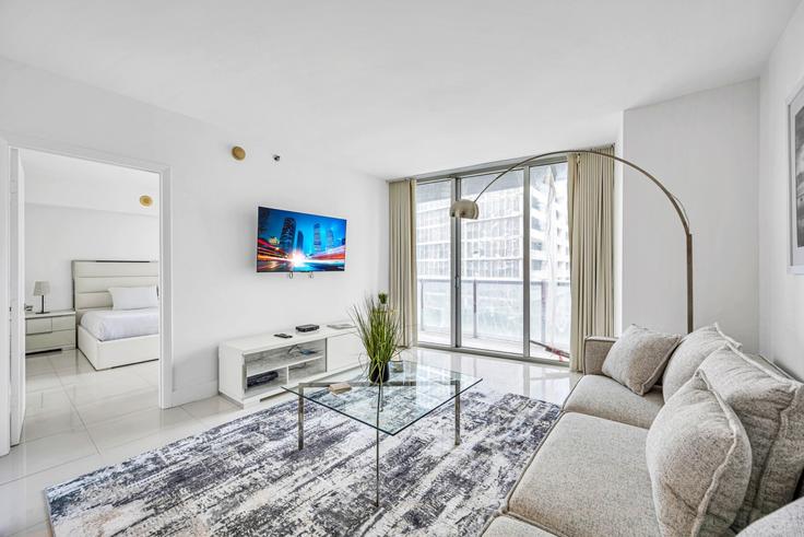 Elegante sala de estar con mobiliario moderno en un apartamento en Building Brickell Avenue - blues-vacation-rentals-llc - 1541864 en Miami, Miami