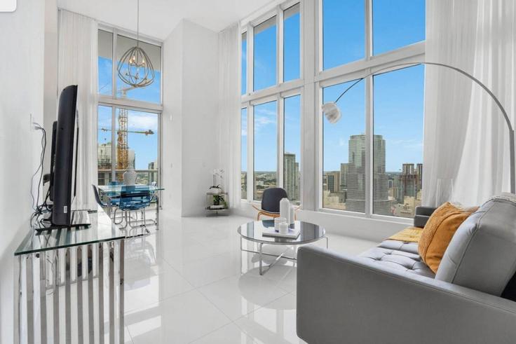 Building Brickell Avenue - blues-vacation-rentals-llc - 1520396 adresindeki bir dairede modern mobilyalarla zarif bir şekilde tasarlanmış oturma odası Miami, Miami