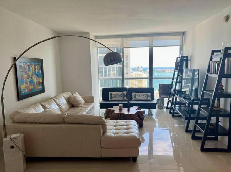 Building Brickell Avenue - blues-vacation-rentals-llc - 1520358 adresindeki bir dairede modern mobilyalarla zarif bir şekilde tasarlanmış oturma odası Miami, Miami