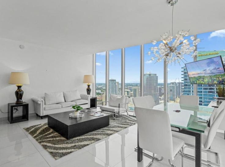 Miami MiamiのBuilding Brickell Avenue - blues-vacation-rentals-llc - 1520385のアパートメントにある、モダンな家具を備えたエレガントなデザインのリビングルーム