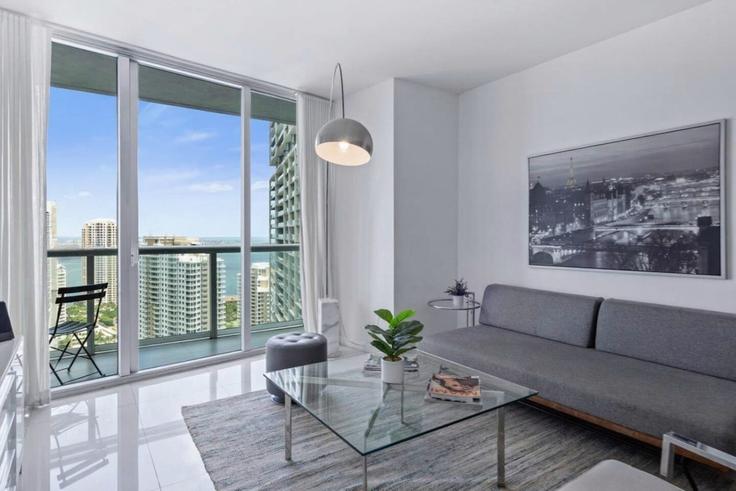 Sala de estar elegantemente projetada com móveis modernos em um apartamento no Building Brickell Avenue - blues-vacation-rentals-llc - 1520361 em Miami, Miami