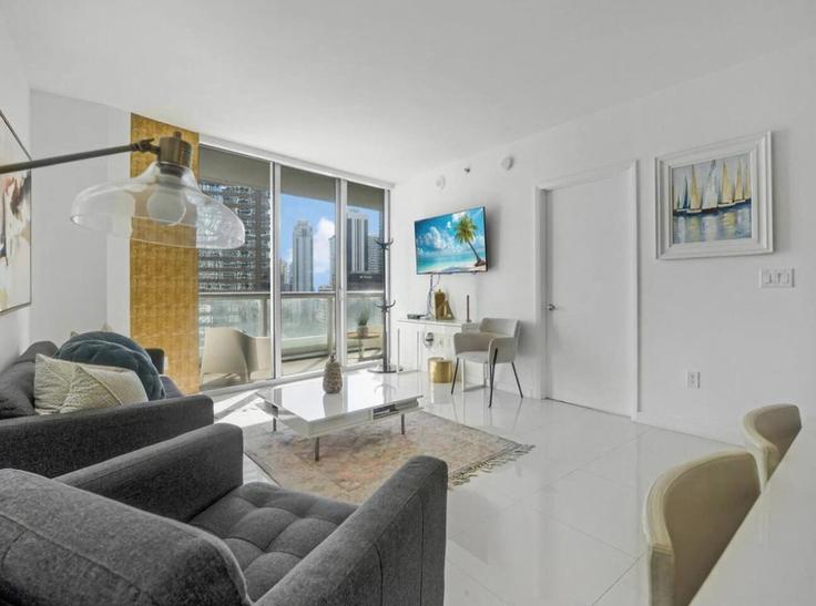 Elegant gestaltetes Wohnzimmer mit moderner Einrichtung in einer Wohnung im Building Brickell Avenue - blues-vacation-rentals-llc - 1520362 in Miami, Miami