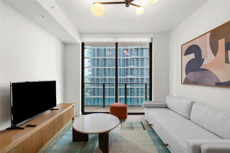Sala de estar elegantemente projetada com móveis modernos em um apartamento no Building North Miami Avenue - blues-vacation-rentals-llc - 1520397 em Miami, Miami