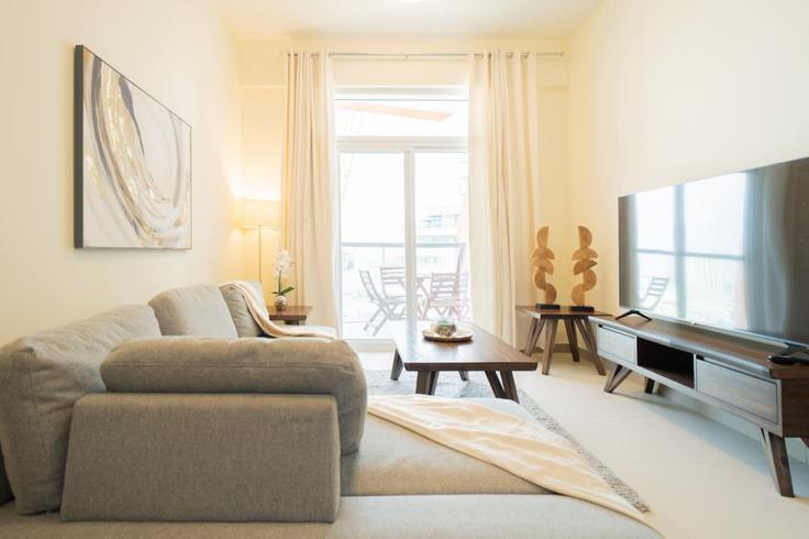 Elegante sala de estar con mobiliario moderno en un apartamento en Building Tariaq Bedon Esm - blvd-holiday-homes-rental-llc - 1515608 en Al Jadaf, Dubai