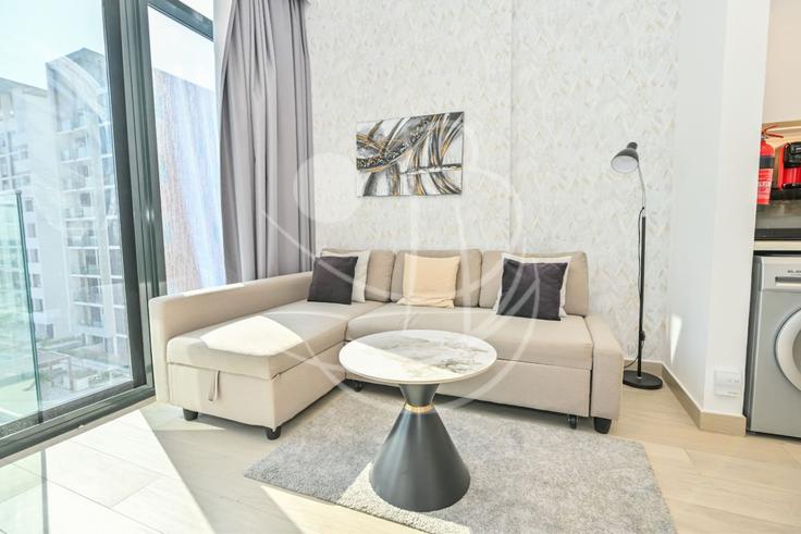 Dubai Nad Al ShebaのBuilding Tariaq Bedon Esm - blvd-holiday-homes-rental-llc - 1515611のアパートメントにある、モダンな家具を備えたエレガントなデザインのリビングルーム