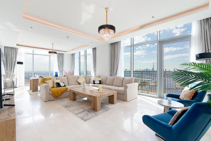 Al Kheeran First, Dubai에 위치한 Building Tariaq Bedon Esm - blvd-holiday-homes-rental-llc - 1515612 유닛의 세련된 인테리어가 돋보이는 거실