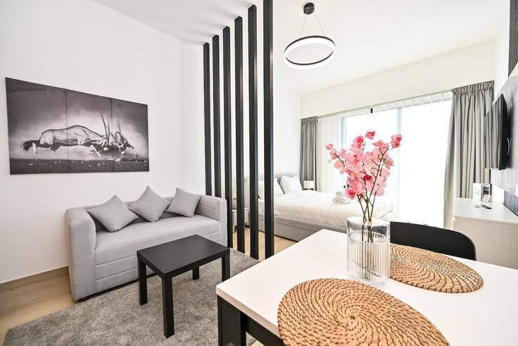 Jumeirah Village, Dubai에 위치한 Building Street 5 - blvd-holiday-homes-rental-llc - 1515621 유닛의 세련된 인테리어가 돋보이는 거실