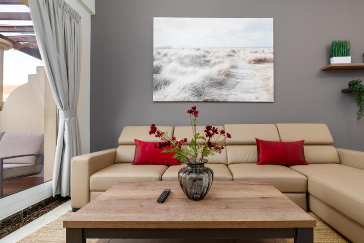Salle de séjour élégante avec mobilier moderne dans un appartement à Building Kahraba South East - blvd-holiday-homes-rental-llc - 1515679 à Jumeirah Village, Dubai
