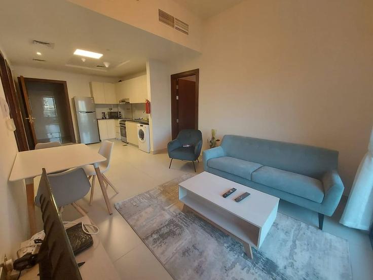 Elegante sala de estar con mobiliario moderno en un apartamento en Building Kahraba North West - blvd-holiday-homes-rental-llc - 1515683 en Al Barsha South Fourth, Dubai