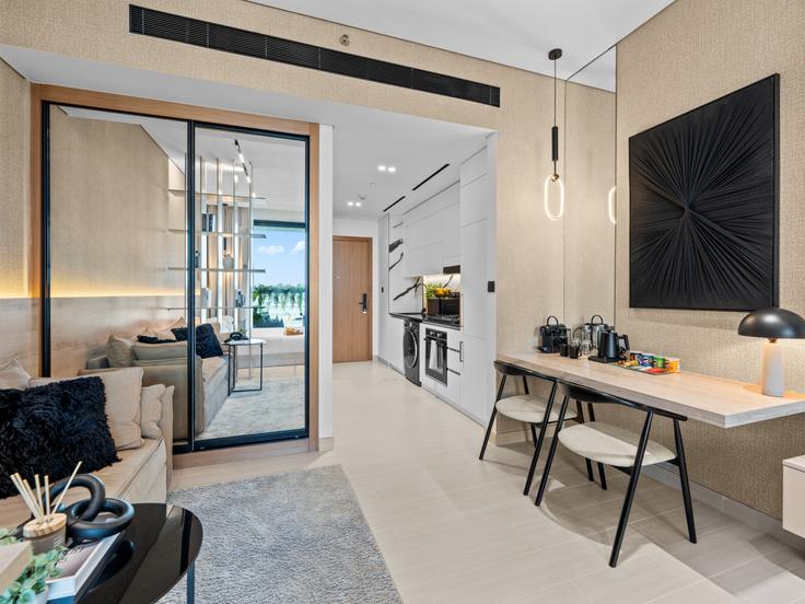 Salle de séjour élégante avec mobilier moderne dans un appartement à Building Marasi Drive - blvd-holiday-homes-rental-llc - 1515699 à Business Bay, Dubai
