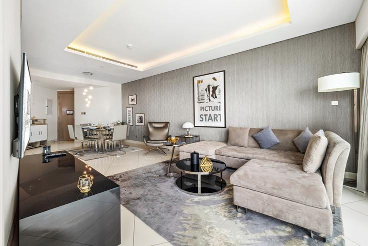 Dubai Business BayのBuilding Tariaq Bedon Esm - blvd-holiday-homes-rental-llc - 1515701のアパートメントにある、モダンな家具を備えたエレガントなデザインのリビングルーム