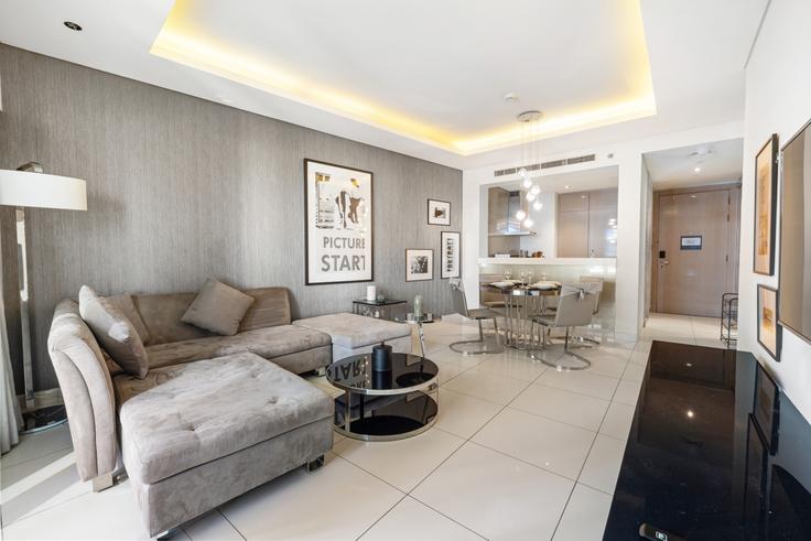 Salle de séjour élégante avec mobilier moderne dans un appartement à Building Tariaq Bedon Esm - blvd-holiday-homes-rental-llc - 1515702 à Business Bay, Dubai