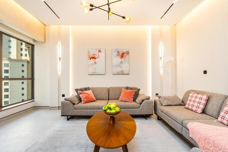 Elegant gestaltetes Wohnzimmer mit moderner Einrichtung in einer Wohnung im Building Al Gharbi Street - blvd-holiday-homes-rental-llc - 1515721 in Dubai Marina, Dubai