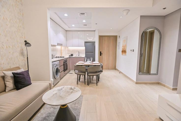 Dubai Nad Al ShebaのBuilding Tariaq Bedon Esm - blvd-holiday-homes-rental-llc - 1515611のアパートメントにある、モダンな家具を備えたエレガントなデザインのリビングルーム Dubai Nad Al ShebaのBuilding Tariaq Bedon Esm - blvd-holiday-homes-rental-llc - 1515611のアパートメントにある、モダンな家具を備えたエレガントなデザインのリビングルーム