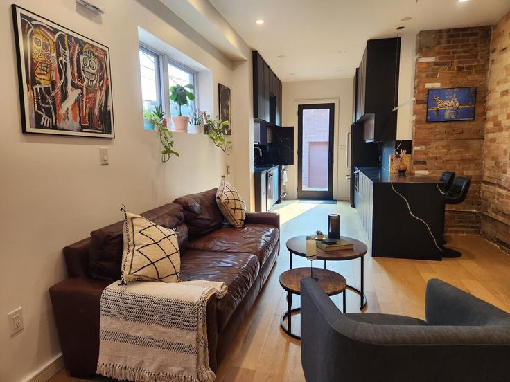 Salle de séjour élégante avec mobilier moderne dans un appartement à Building Saint Clarens Avenue - bmanagment - 1531116 à Old Toronto, Toronto