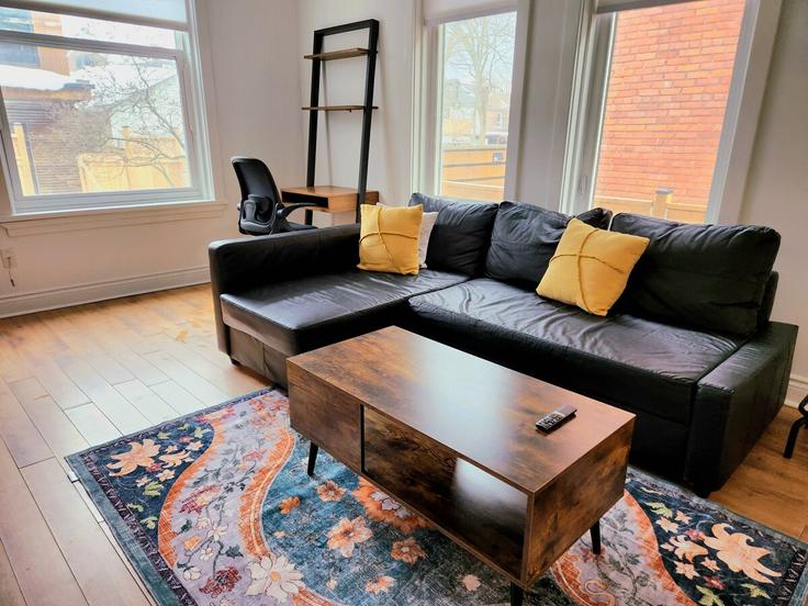 Salle de séjour élégante avec mobilier moderne dans un appartement à Building Lansdowne Avenue - bmanagment - 1531113 à Old Toronto, Toronto