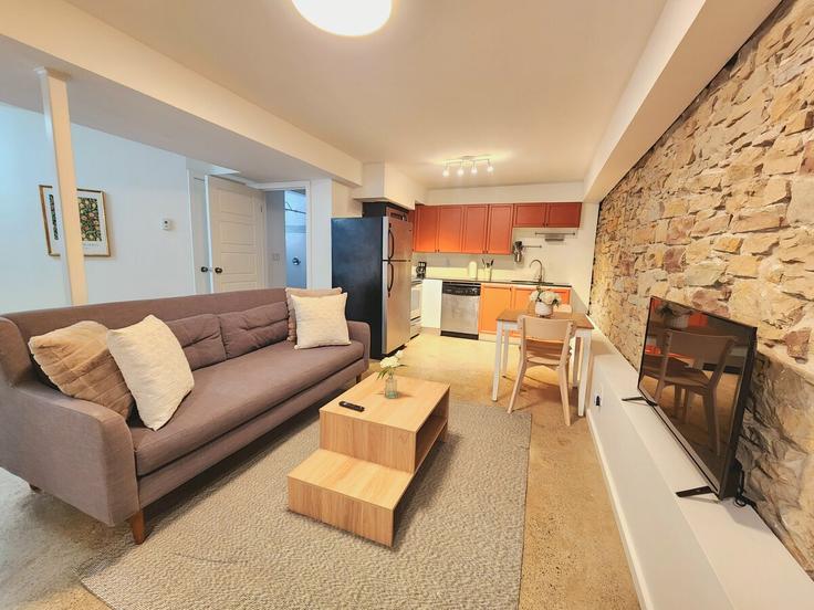 Salle de séjour élégante avec mobilier moderne dans un appartement à Building Lansdowne Avenue - bmanagment - 1532878 à Old Toronto, Toronto