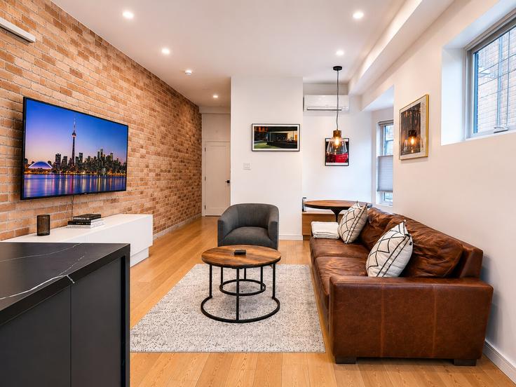 Building Saint Clarens Avenue - bmanagment - 1531116 adresindeki bir dairede modern mobilyalarla zarif bir şekilde tasarlanmış oturma odası Old Toronto, Toronto