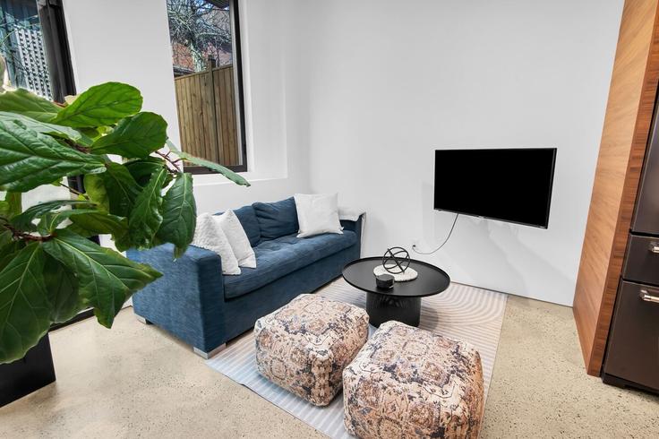 Salle de séjour élégante avec mobilier moderne dans un appartement à Building Saint Clarens Avenue - bmanagment - 1531115 à Old Toronto, Toronto