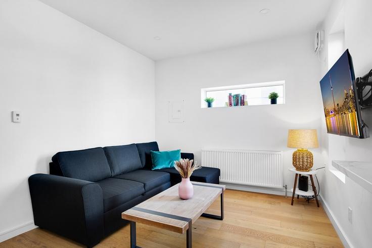 Elegante sala de estar con mobiliario moderno en un apartamento en Building Gladstone Avenue - bmanagment - 1531110 en Old Toronto, Toronto