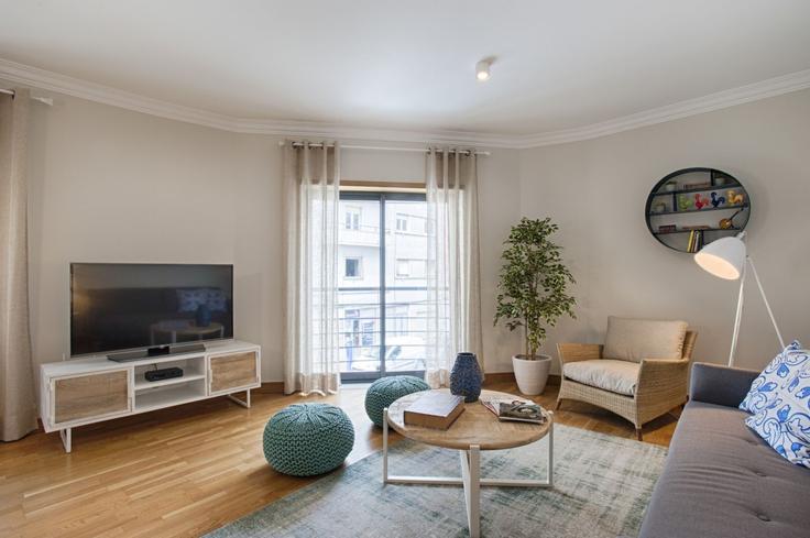 Sala de estar elegantemente projetada com móveis modernos em um apartamento no Building Rua Frei Francisco Foreiro - bmyguest - 1336742 em Arroios, Lisbon Sala de estar elegantemente projetada com móveis modernos em um apartamento no Building Rua Frei Francisco Foreiro - bmyguest - 1336742 em Arroios, Lisbon