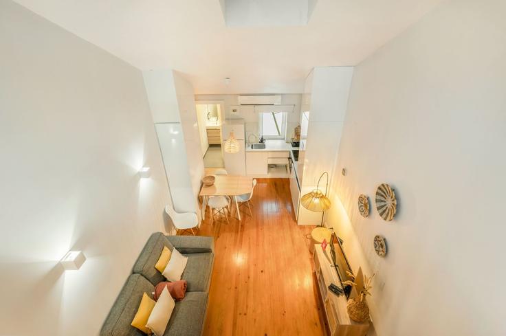 Sala de estar elegantemente projetada com móveis modernos em um apartamento no Building Rua Luz Soriano - bmyguest - 1336756 em Misericórdia, Lisbon Sala de estar elegantemente projetada com móveis modernos em um apartamento no Building Rua Luz Soriano - bmyguest - 1336756 em Misericórdia, Lisbon