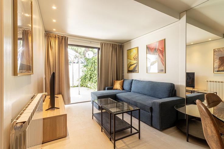 Sala de estar elegantemente projetada com móveis modernos em um apartamento no Building Rua de Volta dos Queirós - bmyguest - 1336738 em Quarteira, Quarteira Sala de estar elegantemente projetada com móveis modernos em um apartamento no Building Rua de Volta dos Queirós - bmyguest - 1336738 em Quarteira, Quarteira