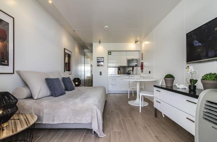 Elegante sala de estar con mobiliario moderno en un apartamento en Building Rua Oliveira Martins - bmyguest - 1468380 en Albufeira e Olhos de Água, Albufeira