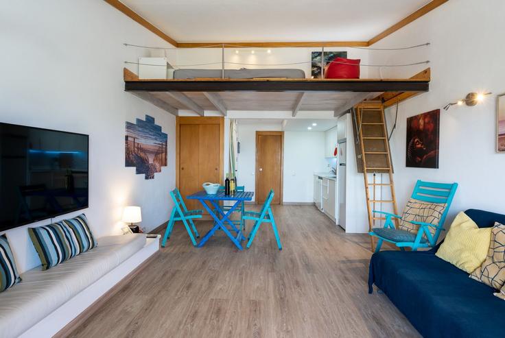 Faro AlmancilのBuilding Avenida André Jordan - bmyguest - 1336744のアパートメントにある、モダンな家具を備えたエレガントなデザインのリビングルーム