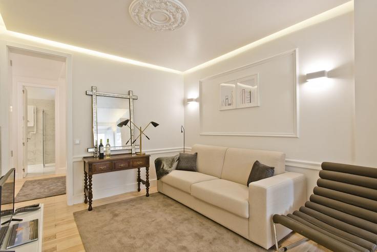 Elegante sala de estar con mobiliario moderno en un apartamento en Building Travessa da Peixeira - bmyguest - 1468367 en Misericórdia, Lisbon Elegante sala de estar con mobiliario moderno en un apartamento en Building Travessa da Peixeira - bmyguest - 1468367 en Misericórdia, Lisbon