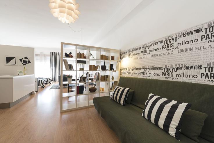 Sala de estar elegantemente projetada com móveis modernos em um apartamento no Building Rua de Santa Catarina - bmyguest - 1468372 em União das freguesias de Cedofeita, Santo Ildefonso, Sé, Miragaia, São Nicolau e Vitória, Porto