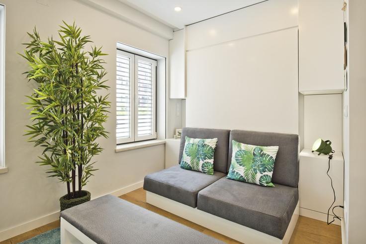 Elegant gestaltetes Wohnzimmer mit moderner Einrichtung in einer Wohnung im Building Travessa dos Brunos - bmyguest - 1468379 in Estrela, Lisbon