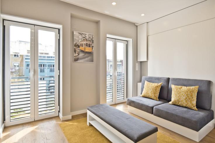 Elegant gestaltetes Wohnzimmer mit moderner Einrichtung in einer Wohnung im Building Travessa dos Brunos - bmyguest - 1468388 in Estrela, Lisbon Elegant gestaltetes Wohnzimmer mit moderner Einrichtung in einer Wohnung im Building Travessa dos Brunos - bmyguest - 1468388 in Estrela, Lisbon