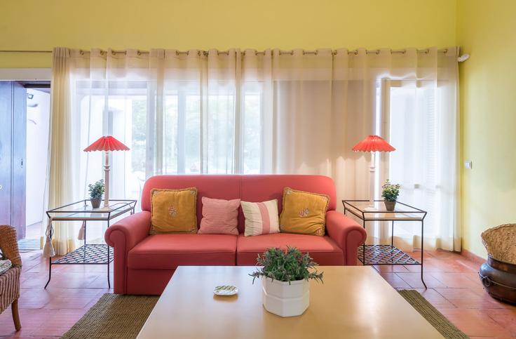 Sala de estar elegantemente projetada com móveis modernos em um apartamento no Building Aldeamento Alfamar Beach Resor - bmyguest - 1468361 em Albufeira e Olhos de Água, Olhos de Água Sala de estar elegantemente projetada com móveis modernos em um apartamento no Building Aldeamento Alfamar Beach Resor - bmyguest - 1468361 em Albufeira e Olhos de Água, Olhos de Água