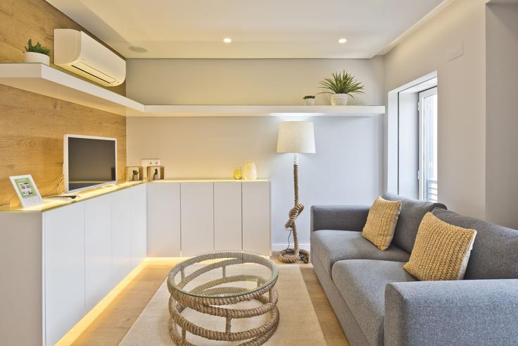 Elegante sala de estar con mobiliario moderno en un apartamento en Building Travessa dos Brunos - bmyguest - 1468360 en Estrela, Lisbon
