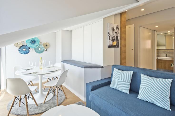 Elegant gestaltetes Wohnzimmer mit moderner Einrichtung in einer Wohnung im Building Travessa dos Brunos - bmyguest - 1468365 in Estrela, Lisbon