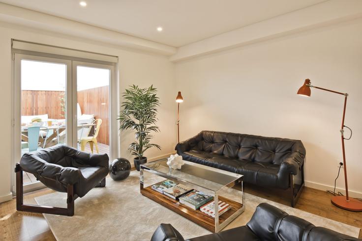 Elegante sala de estar con mobiliario moderno en un apartamento en Building Praça São Bento - bmyguest - 1336759 en Santo António, Lisbon